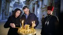 Außenministerin Annalena Baerbock und  Dmytro Kuleba, Aussenminister der Ukraine zünden Kerzen in einer Kathedrale in Odessa an