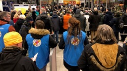 Menschen versammeln sich in Bielefeld für den "Bahnhof Betlehem", ein ökumenischer Gottesdienst