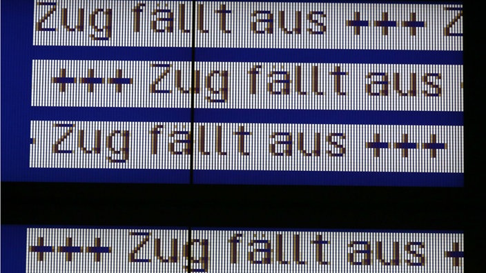 Anzeigetafel am Bahnhof zeigt: Zug fällt aus