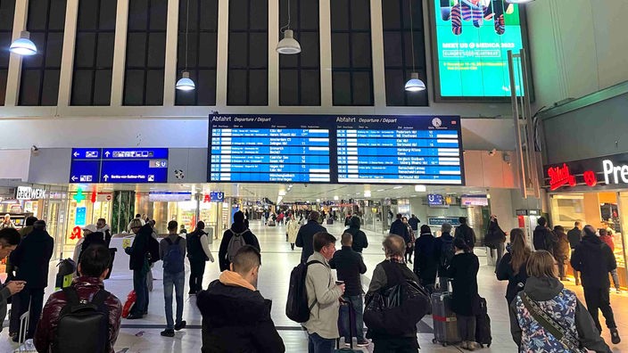 Pendler und Reisende blicken am Hauptbahnhof Düsselforf auf ihre Handys: die GDL streikt 