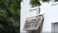 In Mönchengladbach ist am Donnerstagabend ein Balkon von einem Wohnhaus für betreutes Wohnen abgebrochen.