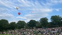 Menschen schauen dem Abheben der Heißluftballons beim Ballon-Festival Bonn zu