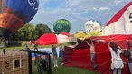 Hier wird ein Heißluftballon im Liegen vorbereitet