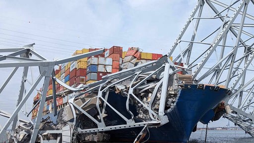 Ein Frachtschiff hat die Francis-Scott-Key-Brücke in Baltimore, USA, durchbrochen
