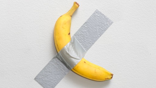 Eine an die Wand geklebte Banane ist das Kunstwerk "Comedian" von Maurizio Cattelan