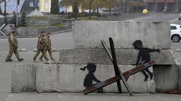 Banksy-Graffiti in der Ukraine: Kinder auf einer Wippe