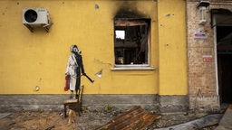 Banksy-Graffiti: Person mit Gasmaske und Feuerlöscher
