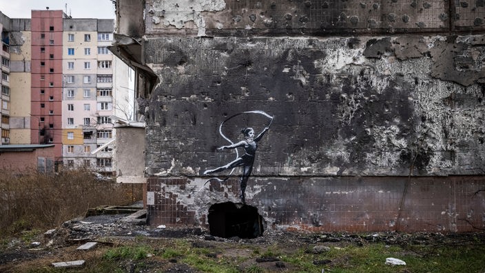 Bild eine Tänzerin auf zerstörten Mauern