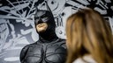 Eine Ausstellungsbesucherin im NRW-Forum Düsseldorf betrachtet eine Batman-Figur