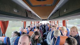 Das Bild zeigt Landwirte aus Münster in einem Reisebus auf dem Weg zum Bauernprotest nach Berlin
