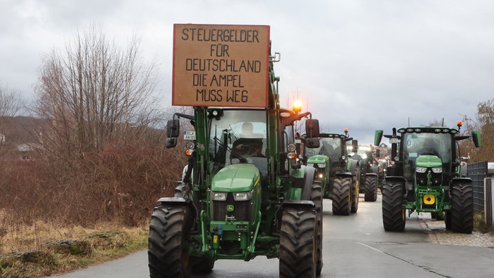 Landwirten fahren mit ihren Traktoren durch die Stadt 