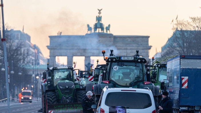 Traktoren warten vor dem Brandenburger Tor