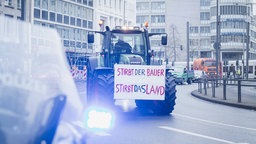 Teilnehmer des Bauernprotests mit Traktoren am Kölner Neumarkt