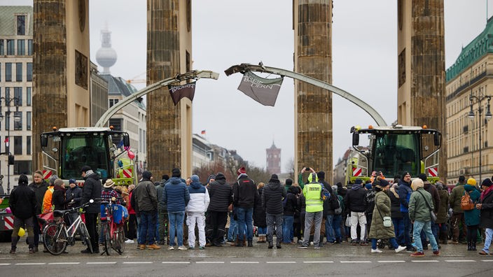 Landwirte stehen mit ihren Erntemaschinen und Traktoren vor dem Brandenburger Tor