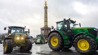 Das Bild zeigt zwei Traktoren vor der Siegessäule in Berlin beim Protest der Landwirte am 15.01.2024