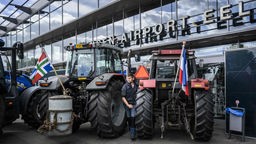 Landwirte blockieren die Eingangshalle des Groninger Flughafens mit Traktoren
