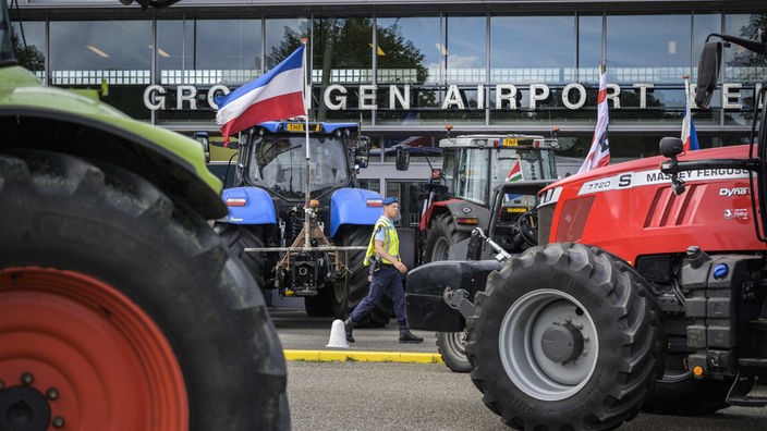 Landwirte blockieren die Ankunfts- und Abflughalle des Flughafens Groningen Eelde unter anderem mit Traktoren.