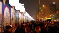 Jahre nach dem Mauerfall sind entlang der ehemaligen Mauer 8.000 leuchtende Ballons installiert, die nach und nach in die Luft steigen