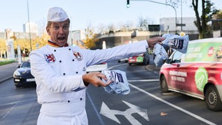Bäcker verteilen 5000 Berliner an Autofahrer
