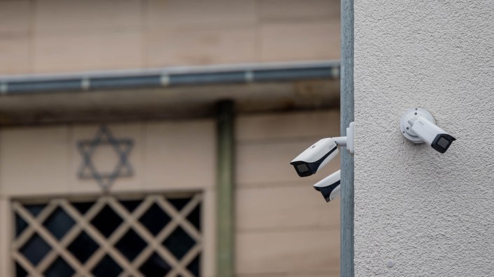 Überwachung der Synagoge in Hagen durch Videokameras und Polizei