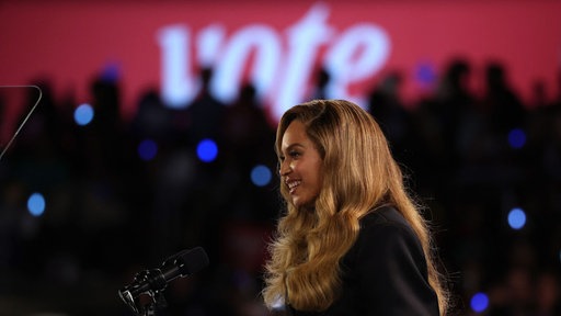 Beyoncé auf der Bühne beim Wahlkampf von Kamala Harris