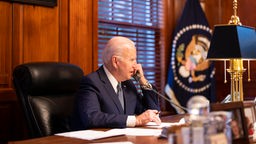 US-Präsident Joe Biden beim einem Telefonat - Archivfoto von 2021