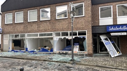 Von den Schäden der Sprengung eines Bankautomaten, wurden benachtbarte Gebäude ebenfalls in Mitleidenschaft gezogen. Unter anderem eine Schülerhilfe. 