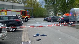 Feuerwehr-Einsatz wegen eines Auto-Brands auf einem Parkplatz in Bielefeld