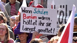 Bilder vom bundesweiten Bildungsprotest, Schild mit "Wenn Schulen Banken wären, hättet ihr sie längst gerettet!"
