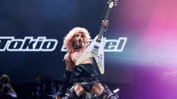 Sänger Bill Kaulitz von der Band Tokio Hotel bei seinem Auftritt auf der Main Stage beim ColognePride 2024 in Köln