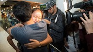 Bivsi kommt aus Nepal zurück und begrüßt ihren Bruder