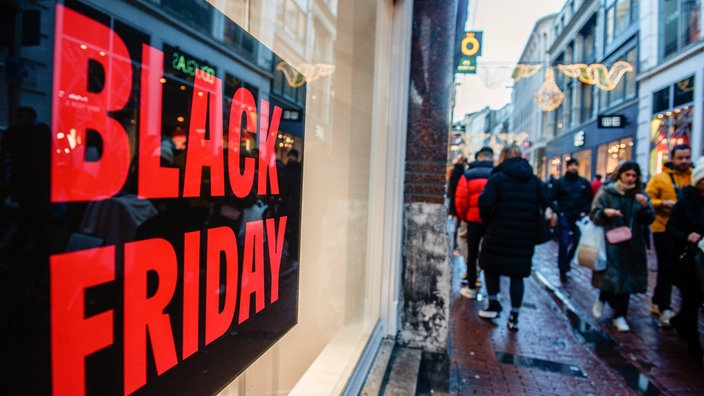 Schild mit "Black Friday" im Schaufenster in Amsterdam