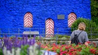 Die blau gefärbten Wände der historischen Burg in Bad Lippspringe bei der Eröffnungsveranstaltung des Künstlers HA Schult