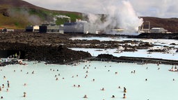 Badegäste in der Blauen Lagune auf Island