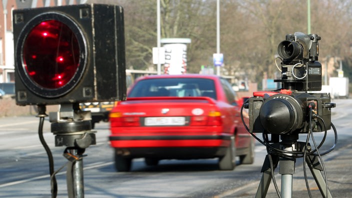 Ein PKW fährt am 10.02.2012 in Duisburg (Nordrhein-Westfalen) an einem Blitzgerät der Polizei vorbei.
