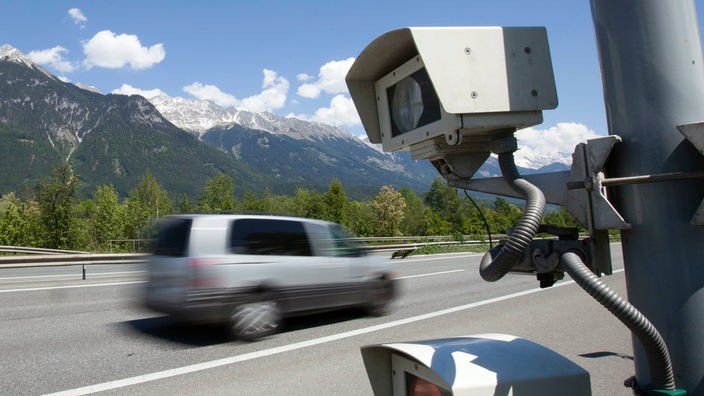 Geschwindigkeitsübertretung, Frontradar auf der Inntalautobahn A 12 in Fahrtrichtung Kufstein kurz vor Innsbruck