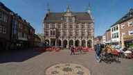 Das Historische Rathaus liegt im Zentrum der Stadt Bocholt, wo die Einkaufsstraßen der Fußgängerzone zusammenlaufen