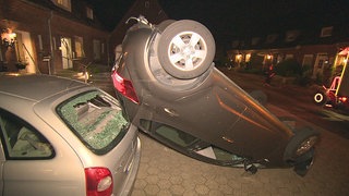 Zwei durch Unwetter stark beschädigte Autos