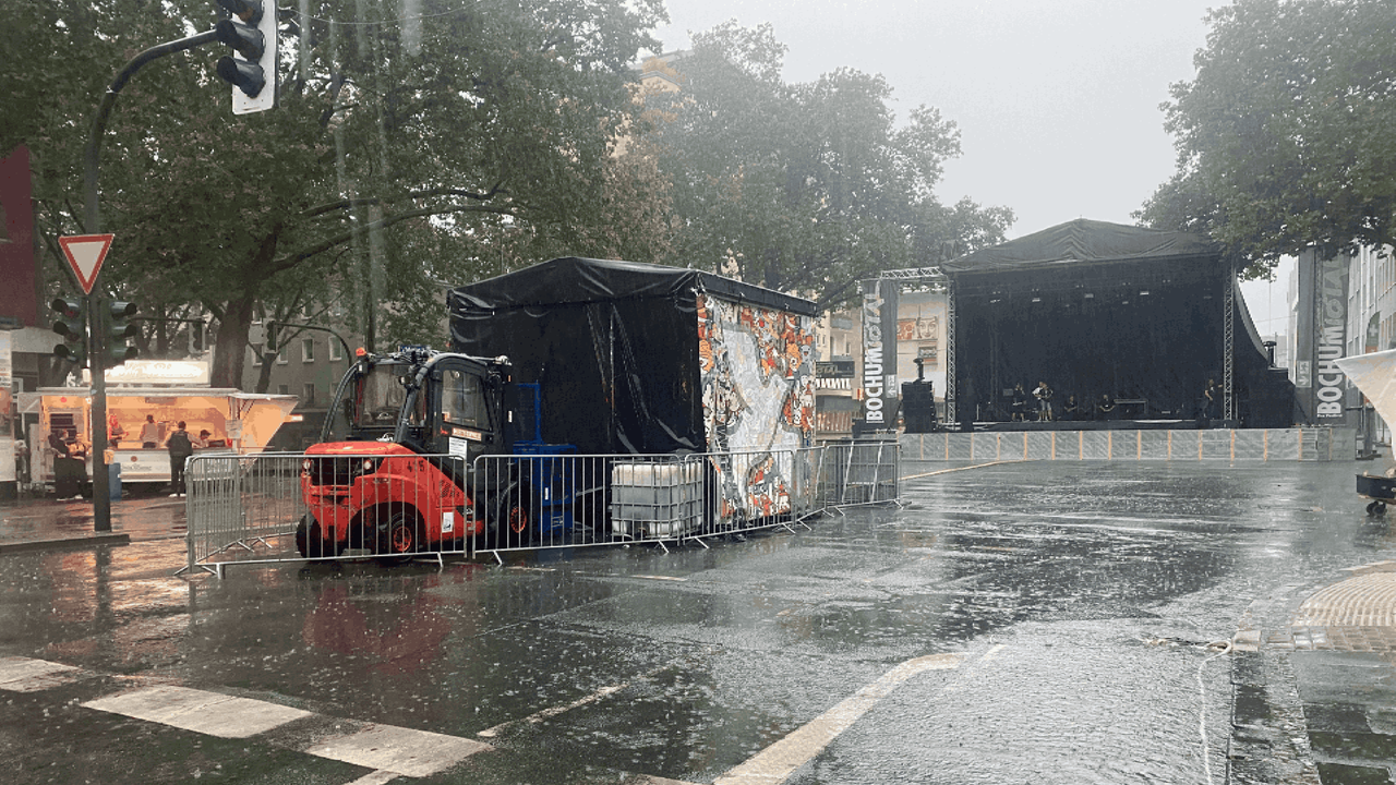 Wegen starken Regens ist der Platz vor einer der Bühnen bei Bochum Total leer.
