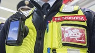 Ein Mitarbeiter der DB Sicherheit trägt eine Bodycam