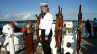 Die Marine-Kadettin Jenny Böken steht an Bord des Segelschulschiffes Gorch Fock