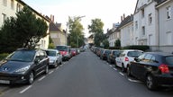 Autos auf gekennzeichneten Parkplätzen in einer Wohnstraße in Bonn