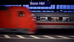 Zug fährt in Bonn Hauptbahnhof ein