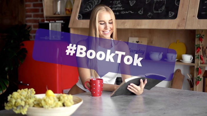 Eine Leserin mit einem Buch in der Hand. Darüber ein blauer Banner mit #BookTok