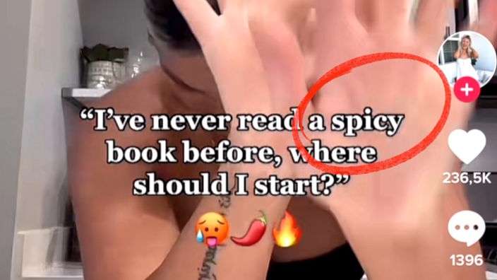 Ein Screenshot von TikTok mit der Beschriftung "I´ve never read a spicy book before, where should I start?" mit Emojis. Das Wort "spicy" ist rot eingekreist