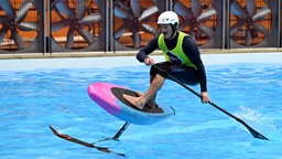 Schweizer Balz Müller fährt auf einem Pumpfoiling-Board