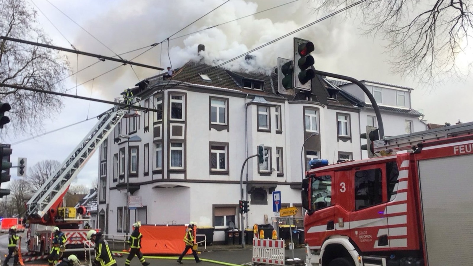 dachstuhlbrand-in-bochum-feuerwehr-rettet-zehn-menschen