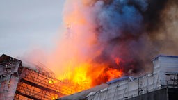 Feuer und Rauch steigen aus der Alten Börse, "Boersen" bei einem Brand in Kopenhagen