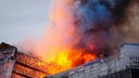Feuer und Rauch steigen aus der Alten Börse, "Boersen" bei einem Brand in Kopenhagen