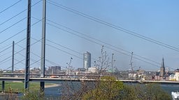 Ein dezente Rauchwolke über Düsseldorf.